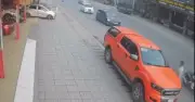 Mở cửa ô tô bên đường, người đàn ông bị xe vượt phải tông văng