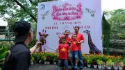 Đám cưới hươu cao cổ Thảo Em và Phi Phi thu hút hàng nghìn du khách tại Sài Gòn