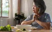 Mẹ trao 2 căn nhà cho con ruột, để lại cho con nuôi 1 thùng táo: Sự thật phía sau khiến làng ngỡ ngàng