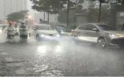 Mưa dông diện rộng tại Trung Trung Bộ, cảnh báo lốc xoáy và sạt lở