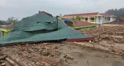 Mưa đá kèm gió lốc làm tốc mái trường, đổ gãy cây cối tại Thanh Hóa