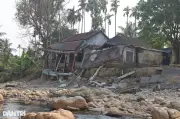 Mưa lũ lịch sử chưa dứt, người dân dưới chân núi Bạch Mã chật vật chống chọi