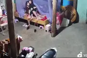 Mưa đá thủng mái nhà lúc nửa đêm, chị gái nhanh trí bế em chạy thoát hiểm