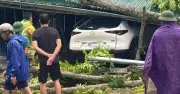 Mưa đá và gió lốc làm tốc mái nhiều nhà dân ở Thanh Hóa
