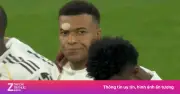 Mbappe Lắc Đầu Bất Mãn Trước Hành Động Phản Cảm Của CĐV Bayern Trong Phút Mặc Niệm