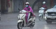 Miền Bắc mưa giông, lốc sét; Miền Trung nắng nóng gay gắt hơn mọi năm