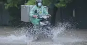 Miền Bắc đón mưa to sau nắng nóng, cảnh báo lốc sét và gió giật mạnh