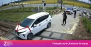 Mượn xe em vợ đi đám cưới, tài xế cố tình vượt rào chắn đường sắt lúc đèn đỏ