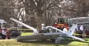 Máy bay huấn luyện mất động cơ, đâm vào công viên Philadelphia, hai người sống sót thần kỳ