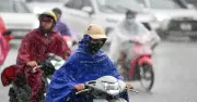 Ô mây lớn đậm đặc, Hà Nội trời tối sầm, có thể mưa giông mạnh
