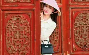 Nữ ca sĩ quê Bắc Ninh gây chú ý với nón lá và túi Hermès gần 1 tỷ đồng