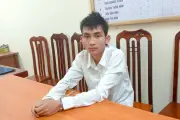 Nam thanh niên đi xe máy kẹp 3 không đội mũ bảo hiểm, tông gãy chân CSGT