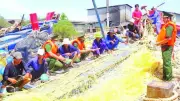 Ngư dân Vĩnh Long đối mặt thua lỗ nặng do giá nhiên liệu tăng cao