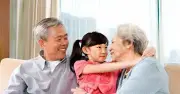Đừng hy sinh tất cả cho con: Giữ 2 'lá bài' để tuổi già không cô đơn