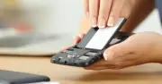 Đừng mong smartphone pin tháo rời trở lại, dù ở châu Âu 2027