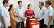 Ông Nguyễn Thanh Nghị thăm, tặng quà gia đình chính sách và công nhân khó khăn tại Quảng Ngãi