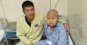 Người Cha Nghèo Ra Chợ Ngủ Đêm Kiếm Tiền Cứu Con Trai Ung Thư Xương
