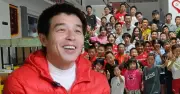 Người cha 'siêu nhân' chăm gần 300 trẻ mồ côi, vượt khó làm đủ nghề nuôi con