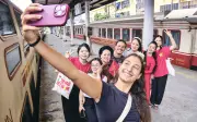 Người dân, du khách nô nức trải nghiệm chuyến tàu Hà Nội 5 cửa đặc biệt dịp 30/4 - 1/5