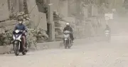 Người dân Hà Nội 'ngộp thở' giữa bụi mịt mù từ các công trình xây dựng trọng điểm