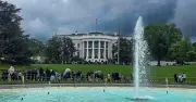 Người Mỹ bất bình vì giá cả leo thang, ủng hộ ông Trump giảm sâu