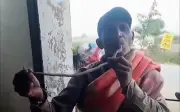 Người đàn ông Ấn Độ tử vong sau khi cố đưa đầu rắn hổ mang vào miệng