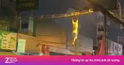 Người đàn ông nghi 'ngáo đá' đu dây điện, phá tài sản gây náo loạn đường phố TP.HCM