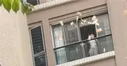 Người phụ nữ ném tiền từ cửa sổ ở Trung Quốc, gây hỗn loạn khi người dân nhặt tiền thật