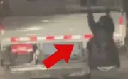 Người vợ nghi chồng ngoại tình, trèo lên thùng xe tải suốt đêm để bắt gian