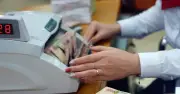 Ngân hàng đẩy mạnh chứng chỉ tiền gửi lãi suất cao, lo ngại áp lực lãi suất đầu ra
