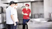 Nguy cơ ngộ độc thực phẩm gia tăng: Cảnh báo từ bếp ăn tập thể và thức ăn đường phố