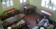 Nhóm khách ngồi quán cà phê 10 tiếng, chỉ gọi 1 ly nước và bị phụ thu 40.000 đồng/người