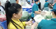 Nhân viên y tế và hiệu trưởng ăn cùng học sinh để đảm bảo an toàn bữa ăn bán trú