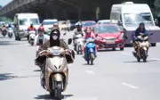 Nắng nóng gay gắt bao trùm miền Trung, nhiệt độ vượt 39 độ C, chuyên gia cảnh báo nguy cơ sức khỏe
