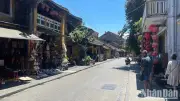 Nắng nóng gay gắt bao trùm nhiều khu vực, Hà Nội và TP.HCM chịu cảnh nóng bức