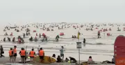 Đà Nẵng 'thất thủ' trước dòng người du lịch sớm, bãi biển đông nghẹt từ đầu tháng 4