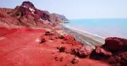 Đảo Hormuz: Viên Ngọc Cầu Vồng Giữa Bão Chiến Sự Trung Đông