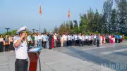 Đoàn công tác dâng hương tưởng niệm các chiến sĩ Gạc Ma tại Khánh Hòa