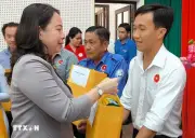 Phó Chủ tịch nước tặng quà gia đình chính sách, công nhân và trẻ em ở Vĩnh Long