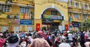 Phụ huynh vất vả đón con giữa trưa nắng sau vụ nghi ngộ độc thực phẩm