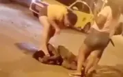 Phụ nữ Ecuador đánh bất tỉnh tên cướp ngay tại nơi làm việc, video lan truyền mạnh