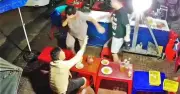 Phẫn nộ vụ hành hung cụ bà bán bánh bèo ở Quy Nhơn: Kẻ côn đồ nhổ nước bọt, ném ghế