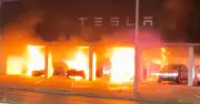 Phòng trưng bày ô tô điện cháy rực lúc rạng sáng, nghi do bị phóng hỏa