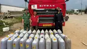 Phát hiện xe đầu kéo vận chuyển trái phép 880 lít dầu diesel qua biên giới
