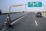 Phạt thiếu nữ không đội mũ bảo hiểm, đi xe máy ngược chiều vào cao tốc