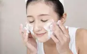 Rửa mặt khi tắm: Thói quen tưởng tiện lợi nhưng gây hại khôn lường cho da