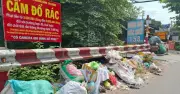 Rác đổ tràn lan ngay dưới biển cấm tại TP.HCM, gây ô nhiễm môi trường
