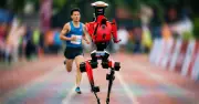 Robot Honor 'Lightning' phá kỷ lục bán marathon thế giới, chỉ 50 phút 26 giây