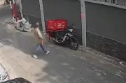 Shipper TP.HCM Bị Mất Trộm Xe Máy Và Giỏ Hàng Giữa Ban Ngày, Nghi Phạm Đã Bị Bắt