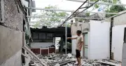 Sông Thao cạn, vết nứt sâu hoắm, dân thót tim mất nửa nhà trong một ngày
